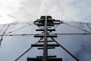 Оснащение здания жесткими анкерными линиями для безопасного проведения фасадных работ
